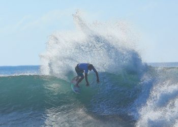 Los surfistas cuscatlecos Porfirio Miranda, Bryan Pérez y Érickson Ortiz avanzaron a quinta ronda