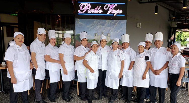 En la nueva sucursal de Pueblo Viejo no solo habita la promesa de que los sabores están intactos hasta en los frijoles fritos, sino también en que la atención tendrá la misma calidez. Al menos 28 empleados que estaban en la antigua ubicación, están trabajando nuevamente con ellos, algunos incluso renunciaron a sus trabajos al saber que ya estaba listo el espacio a estrenar. Foto: Cortesía.