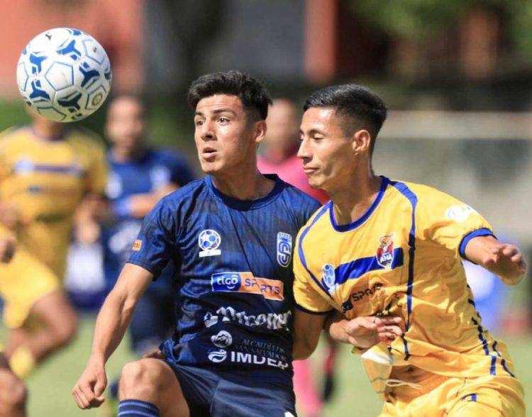 Juan Sánchez (azul), delantero de San Salvador, encabeza el goleo en la LNF. Foto: Indes