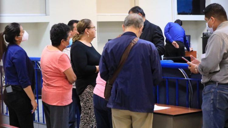 Un grupo de víctimas en caso Forex se presentaron a los tribunales para declarar. Foto DES Guillermo Martínez.