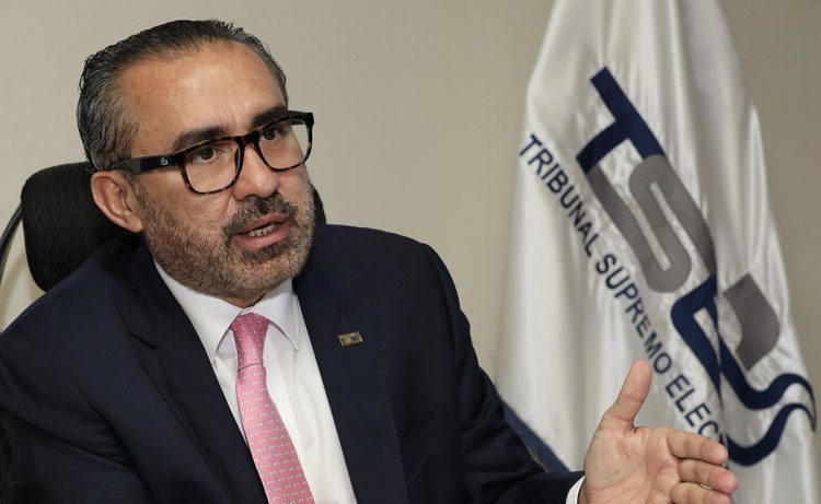 El magistrado del Tribunal Supremo Electoral, Noel Orellana, afirmó que el ente electoral
no ha incumplido ningún fallo emitido por los tribunales superiores.
