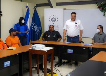 Miembros de Protección Civil son capacitados para atender fenómenos como corrientes de retorno y tsunamis