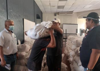 Entregan 1,000 paquetes de alimentos a pescadores de La Unión
