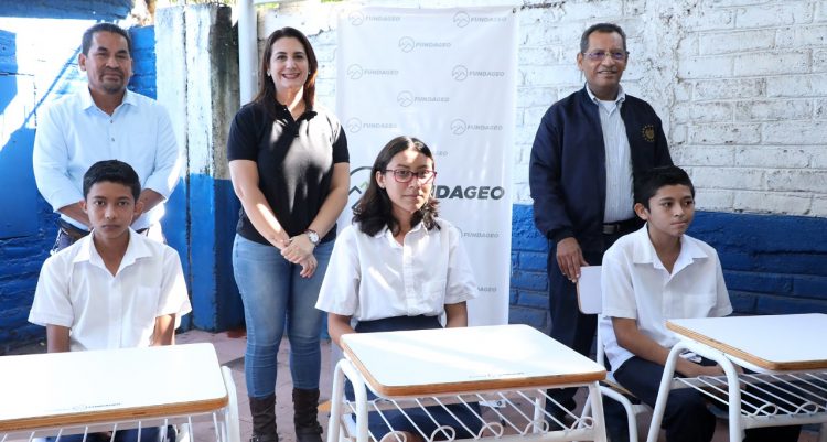 FUNDAGEO hizo entrega del mobiliario en un acto en el que participaron representantes de los centros escolares. Foto: Jarvyn Muñoz.
