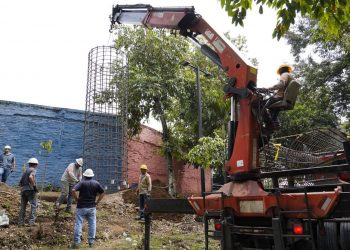 Aceleran los trabajos de la iluminación del estadio Óscar Quiteño
