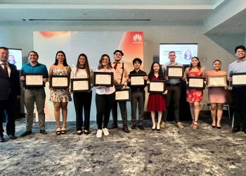 Programa Semillas para el Futuro de Huawei graduó a 14 jóvenes salvadoreños