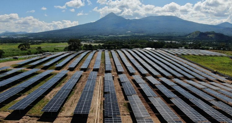 El parque de energía solar Santa Rosa y Villasol cuenta con paneles solares bifaciales, lo que lo convierte en el primero de Latinoamérica en tener este tipo de tecnología. Foto: David Martínez.