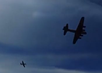 Chocan dos aviones de la Segunda Guerra Mundial en espectáculo aéreo en Texas