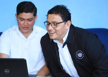 Ministro de Educación verifica aplicación de la prueba AVANZO 2022