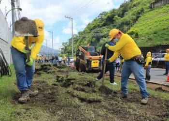 Obras Públicas anuncia restricción de circulación en carretera al Puerto de La Libertad por trabajos de ampliación