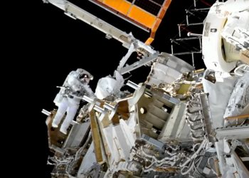 Astronauta salvadoreño Frank Rubio completa con éxito su primera caminata espacial