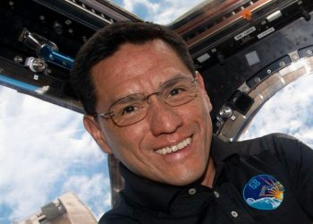 El astronauta salvadoreño, Frank Rubio, realiza su primera caminata espacial
