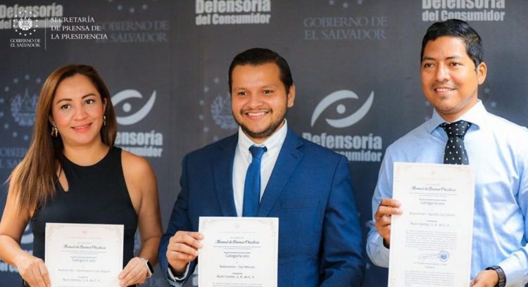 Las distinciones fueron entregadas por Ricardo Salazar, presidente de la DC, a representantes de las empresas.