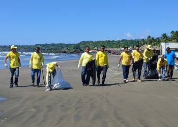 Llevan a cabo jornada de limpieza en playas de oriente