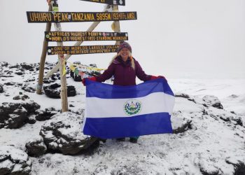 Alfa Karina Arrué alcanzó la cima del Kilimanjaro situado en el continente africano
