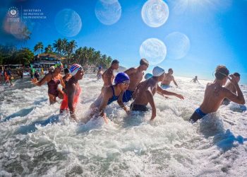 ¡Las olas los esperan! Los nadadores están listos para Natación para la Convivencia 2022 en playa El Zonte