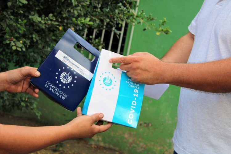 Llos pacientes obtienen gratis dos kits con medicamentos que llegan hasta la puerta de su casa. Foto / Diario El Salvador.