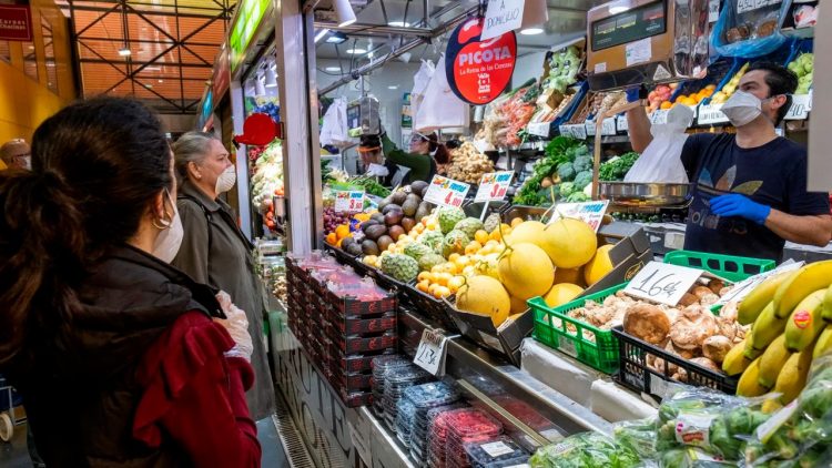 Según proyecciones de la Comisión Europea, la inflación se mantendrá marcadamente elevada en el próximo año.