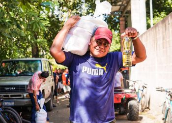 El Ministerio de Agricultura y Ganadería entregó paquetes de alimentos a pescadores en Ahuachapán