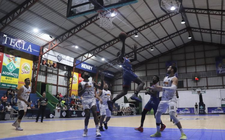 Santa Tecla sacó el lunes un valioso triunfo ante Brujos de Izalco 83 a 78 y jugará las semifinales del Torneo Clausura de la LMB. Foto/INDES