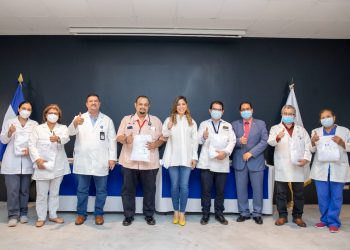 Autoridades del ISSS entregan insumos a personal médico