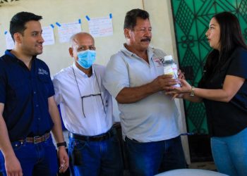 El Ministerio de Agricultura y Ganadería entrega insumos agrícolas en Puerto Parada, Usulután