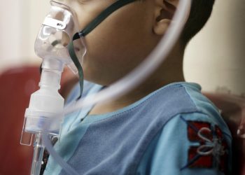 Hospitales pediátricos de EE. UU. tienen escasez de camas ante aumento de enfermedades respiratorias entre niños