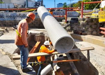 Obras Públicas instala las nuevas tuberías entre la 49 Avenida Sur y Alameda Roosevelt