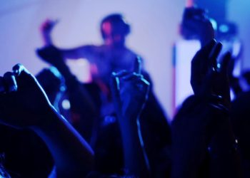 La ciencia confirma que para hacer que la gente baile hay que encender los bajos