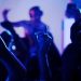 La ciencia confirma que para hacer que la gente baile hay que encender los bajos
