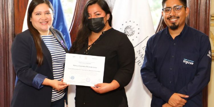 La directora del INJUVE, Zaira Pineda, entregó los diplomas de reconocimiento a los participantes. Foto de Francisco Campos.
