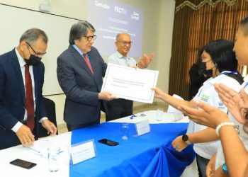 Ministerio de Educación premia a la ciencia y tecnología en el sector educativo