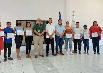 Gradúan a jóvenes en cursos de cocina y mantenimiento de motos