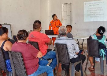 Bomberos capacitan a vendedores de pólvora