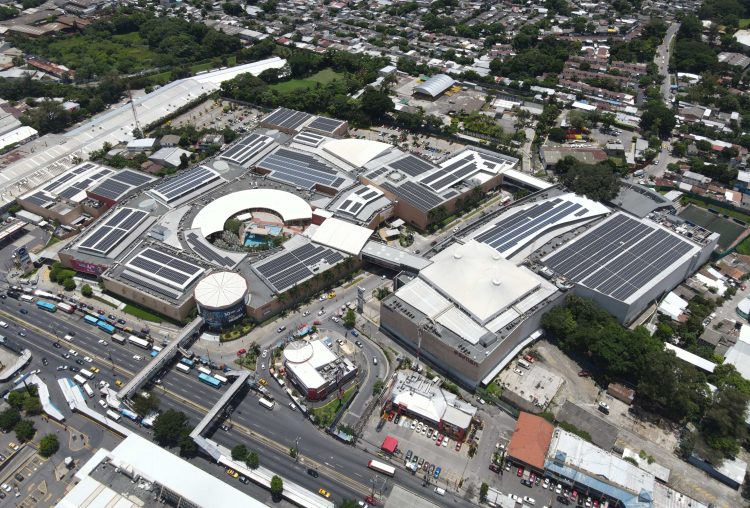 La planta fotovoltaica consta de 11,000 metros cuadrados y evita que  2,300 toneladas anuales de dióxido de carbono (CO2) lleguen al ambiente.
