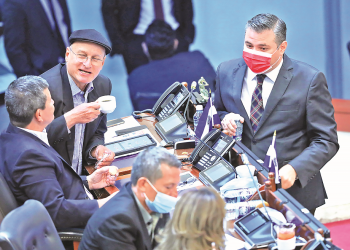 El FMLN pasó de exigir cumplir con resoluciones de Sala a renegar de las emitidas contra sus intereses
