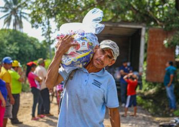 Gobierno salvadoreño entrega ayuda alimentaria a pobladores afectados por tormenta Julia en San Pedro Masahuat