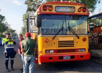 Detienen a motorista de ruta 41A por conducir en sentido contrario en Soyapango