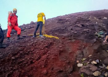Rescatan a persona extraviada en volcán Chaparrastique, en San Miguel