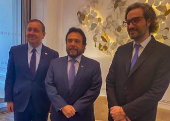 El Salvador y Argentina fortalecen lazos durante el Foro de la Paz de París