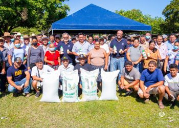 Ministerio de Agricultura entrega paquetes pecuarios a ganaderos en La Paz