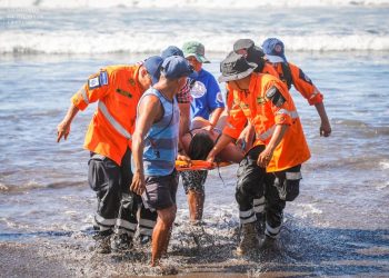 ¡Las olas los esperan! Los nadadores están listos para Natación para la Convivencia 2022 en playa El Zonte
