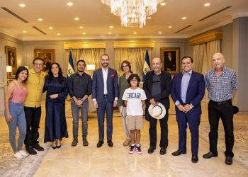 Presidente Bukele sostiene encuentro con actriz Paz Vega y elenco de película salvadoreña