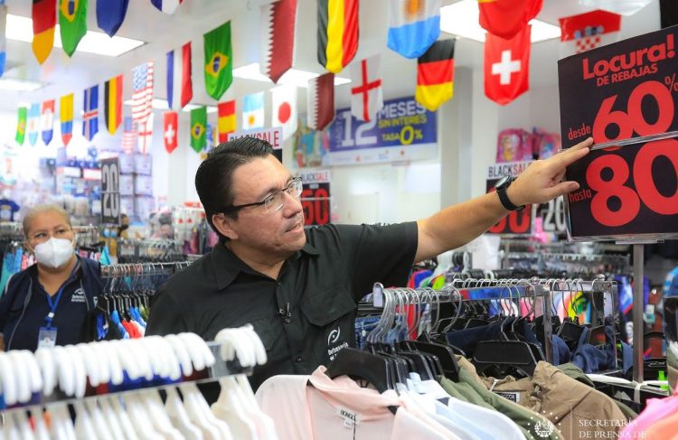 La Defensoría realizó una verificación en comercios de Plaza Mundo Soyapango.
