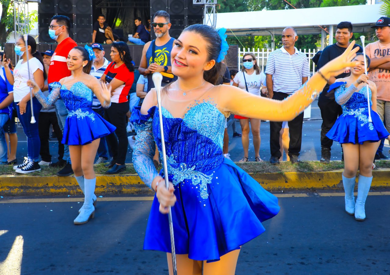 Color y belleza en el desfile de carrozas del carnaval de San Miguel