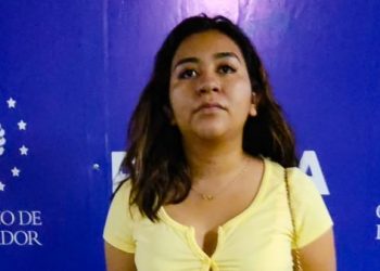 Policía detiene a mujer que fue captada en video mientras robaba en un establecimiento