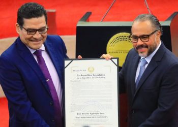 Asamblea Legislativa entrega distinción de Hijo Meritísimo de El Salvador a Jhosse Lora