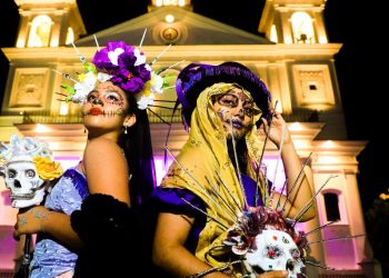 Los catrines conmemoran el Día de Muertos en Suchitoto