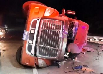 Accidente de rastra transportadora de cemento dejó un lesionado en autopista a Comalapa