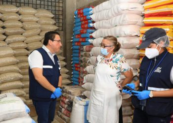Defensoría del Consumidor realiza verificación de precios en tiendas mayoristas de El Salvador